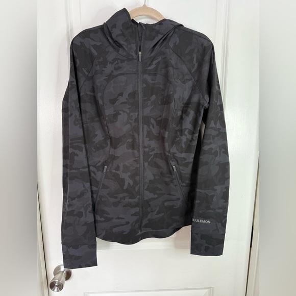 Lululemon Women’s Incognito Camo Multi Gray Mist Over Windbreaker - Size 8 - Picture 1 of 9